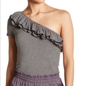 Romeo + Juliet Couture One Shoulder Top